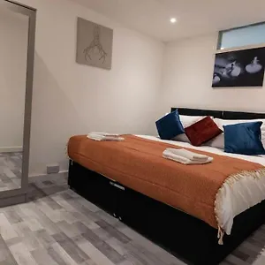 3 Bedrooms Flat -wifi-freeparking-babycot-15min To Pepys Park London